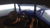 Kierowca rajdowy gra w Dirt Rally