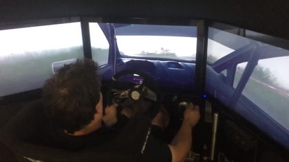 Kierowca rajdowy gra w Dirt Rally