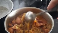Bigos z rodzynkami i śliwkami