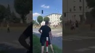 Ale oberwał! Kolumna Kaczyńskiego obrzucona jajkami #shorts