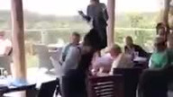 Kelnerka wygania nieproszonego gościa z restauracji