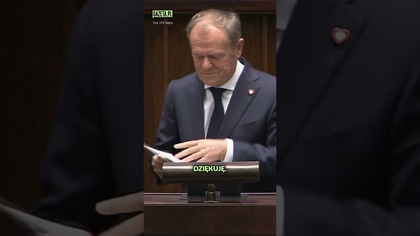 Prosty przekaz Tuska.  Pół Sejmu klaszcze na stojąco
