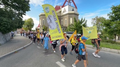 Z Jaworzna wyruszyła 27. Piesza Młodzieżowa Pielgrzymka na Jasną Górę. W piątek, 8 sierpnia, uczestnicy zebrali się w Kolegiacie św. Wojciecha i św. Katarzyny, gdzie o godzinie 7:30 odprawiono mszę świętą, która rozpoczęła to wydarzenie. Po wspólnej modlitwie Grupa Złota wyruszyła w drogę, a pielgrzymujących odprowadziły kościelne dzwony.

Jaworzniccy pątnicy włączają się w większe wydarzenie, którym jest Pielgrzymka Olkuska Diecezji Sosnowieckiej. Trasa do Częstochowy będzie biegła m.in. Szlakiem Orlich Gniazd, każdego dnia pielgrzymi będą uczestniczyć w mszy świętej, a noce spędzą na polach namiotowych.

Wędrówka potrwa sześć dni, a do Częstochowy dotrą 13 sierpnia, tuż przed uroczystościami Wniebowzięcia Najświętszej Maryi Panny, które przypadają 15 sierpnia.

Materiał pochodzi ze strony https://www.jaw.pl
#jaworzno #jawpl
