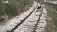 Debil bawił sie na torach i jak to sie skończyło !!!