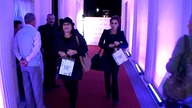 Weronika Rosati popija na imprezie