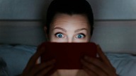 Korzystanie ze smartfona w nocy może spowodować chwilową ślepotę