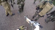 Facet przynosi karabin Airsoft własnej roboty i niszczy nim konkurencje