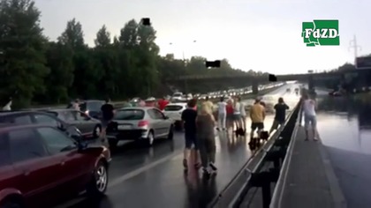 Kąpiel po burzy na drodze S86 w Sosnowcu