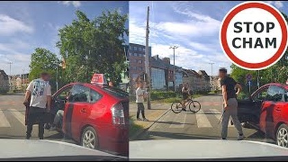 Pieszy otwiera drzwi złotówie, a ten w odwecie bierze pałkę teleskopową #1880 Wasze Filmy