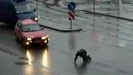 Pijany koleś płynie przez miasto :)
