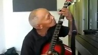 Dziadek opanował grę na gitarze    przy pomocy łyżki!