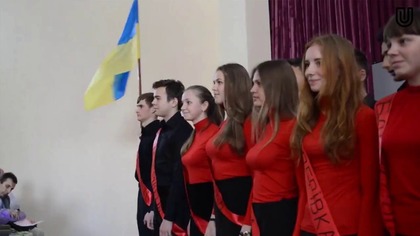 Czarno-czerwone barwy w ukraińskiej szkole