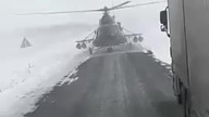 Pilot śmigłowca wojskowego ląduje na szosie by spytać o drogę