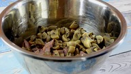 Sałatka z wędzonym kurczakiem, pieczarkami i jajkiem - Jak zrobić - Smakowite Dania