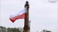 Tradycyjne bicie rekordu w Świnoujściu.  Na latarni morskiej załopotała potężna biało-czerwona flaga