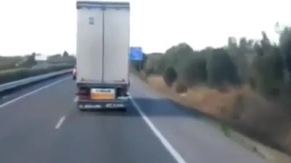 Ciężar&oacute;wka kontra silny wiatr