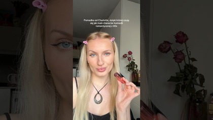 Pomadka od Charlotte, dzięki której czuję się jak main character komedii romantycznej z 00s
