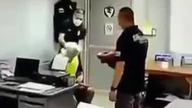 Policja ostro traktuje aresztowanego