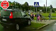 Pirat z Mazdy zajeżdża drogę i traci sterowność wjeżdżając w przejście dla pieszych.  STOP PIRAT