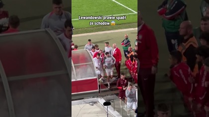 Lewandowski prawie spadł ze schodów #shorts