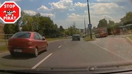 Dziadek powoduje kolizję.  Stracił prawo jazdy.  STOP PIRAT