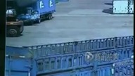 Spadający 4-tonowy kontener miażdży kierowcę tira
