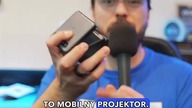 Ten PROJEKTOR jest tak MAŁY, że mieści się do kieszeni! 