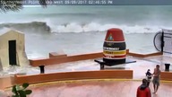 Mężczyzna chce zrobić fotkę tuż przed huraganem Irma
