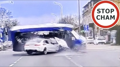BMW wjeżdża na czerwonym i wywracaj autobus na bok #2209 Wasze Filmy