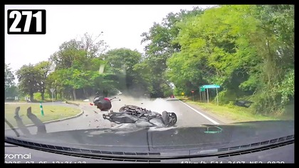 Nagranie z wypadku z moim udziałem (moje nagranie). Ford Mondeo wymusił pierwszeństwo na motocyklu i ten uderzając wleciał też we mnie. Kierowca Forda w mojej ocenie był po 70tce, kierowca motoru w moim odczuciu (widziałem go już wcześniej, kamerę mam na środku, ja siedzę po lewej, niektórzy w internetach tego nie rozumieją) jechał około 100, a nie 200 jak podają eksperci z twittera. Kierowca Forda tłumaczył się, że go nie widział co dla mnie jest absurdalne bo ja jadąc za nim go bardzo dobrze widziałem. Motocyklista odleciał jakieś 70m od zdarzenia,  pobiegłem udzielić mu pierwszej pomocy, był przytomny, stracił rękę, oddychał. Przyjechały służby i przejęły akcje, potem przyleciał śmigłowiec i zabrał go do szpitala, na dzień dzisiejszy (06.07.2025) żyje, ale nie znam szczegółów i jaki jest jego stan.
Zapraszam na odwiedziny!
Grupa na FB: https://www.facebook.com/groups/422309573623668
Instagram: https://www.instagram.com/pk_matan
Strona na FB: https://www.facebook.com/rikordwidjo

https://mubi.pl/id-AJX70F - MUBI, jeśli szukasz taniego ubezpieczenia, znajdziesz je tutaj! 
Dostaniesz zwrot 100zł do 30 dni na konto!

#polscykierowcy #kierowcy #rikordwidjo 
Włącz Full HD!

Pozdrawiam,
Rikord Widjo Team!
