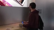 Wkurzony klient Apple sieje zniszczenie w Apple Store