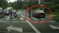 Kierowca pędzi przez pasy tuż pod nogami pieszego [Bez Trzymanki]