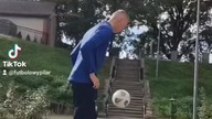 JAK DOBRZE ŻONGLOWAĆ PIŁKE? PORADNIK DLA POCZĄTKUJĄCYCH PIŁKARZY #piłkanożna #żonglerka dlaciebie