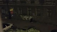 Wandale niszczą sprayem elewację kamienicy