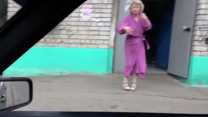 Hit Internetu - Pijana Rosjanka robi striptiz pod klatką