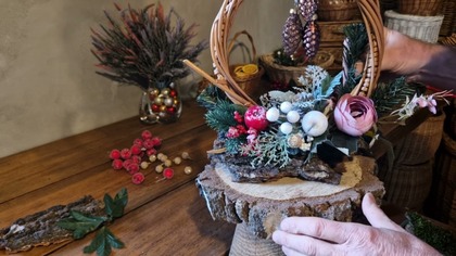 STROIK ŚWIĄTECZNY NA PLASTRZE BRZOZY.  / Christmas Decoration