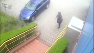 Mężczyzna ukradł laptopa z samochodu.  Kto rozpoznaje złodzieja?