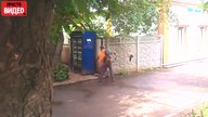 Pijany pracownik walczący z grawitacją