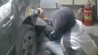 Lakiernik w pracy