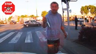 Człowiek z nożem na przejściu dla pieszych w Śródce.  STOP PIRAT