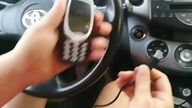 Miałeś kultową Nokię 3310? Zobacz, jak złodzieje kradną nią samochody