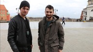 Udawali policjant&oacute;w i podrzucali narkotyki przechodnią