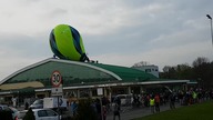 Balon uderzył w dach hali sportowej w Krośnie