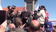 1. 05. 2023 Mateusz Piskorski na pl Zamkowym na MARSZU POKOJOWYM PONAD PODZIAŁAMI, TO NIE NASZA WOJN