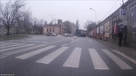 Zakompleksiony rowerzysta, furiat - bawi się sygnalizacją świetlną