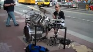 Uliczny perkusista