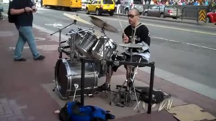 Uliczny perkusista