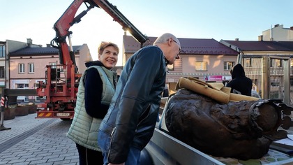 Montaż pomnika Bolesława Chrobrego  reakcję mieszkańców