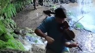 American Beauty - rozpływam się przy tej melodii jak ten wodospad w tle...  #violin #performance #nat