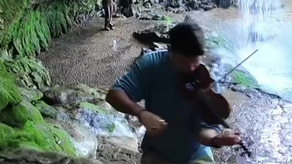 American Beauty - rozpływam się przy tej melodii jak ten wodospad w tle...  #violin #performance #nat